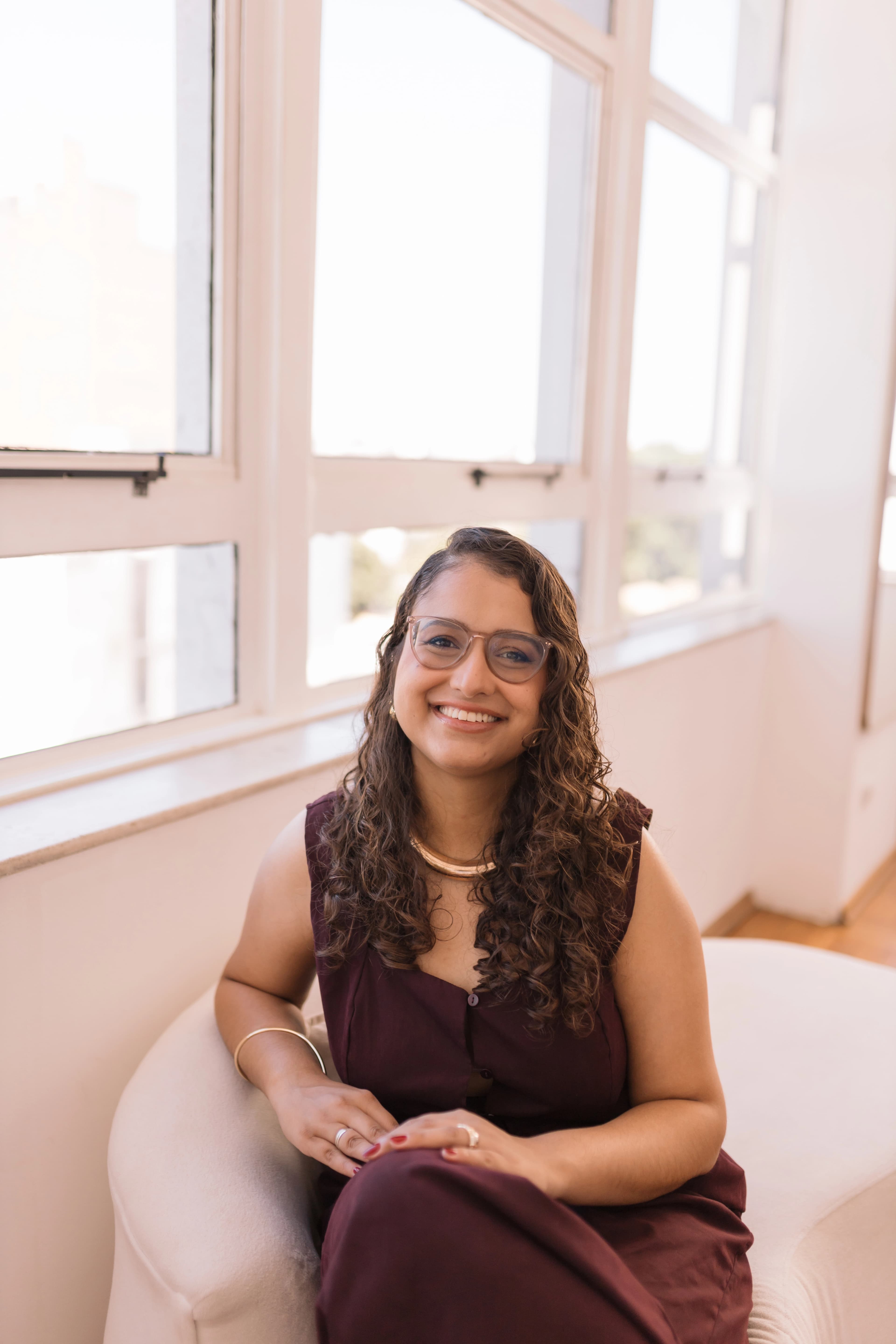 Dra. Mariana Macedo durante atendimento em seu escritório